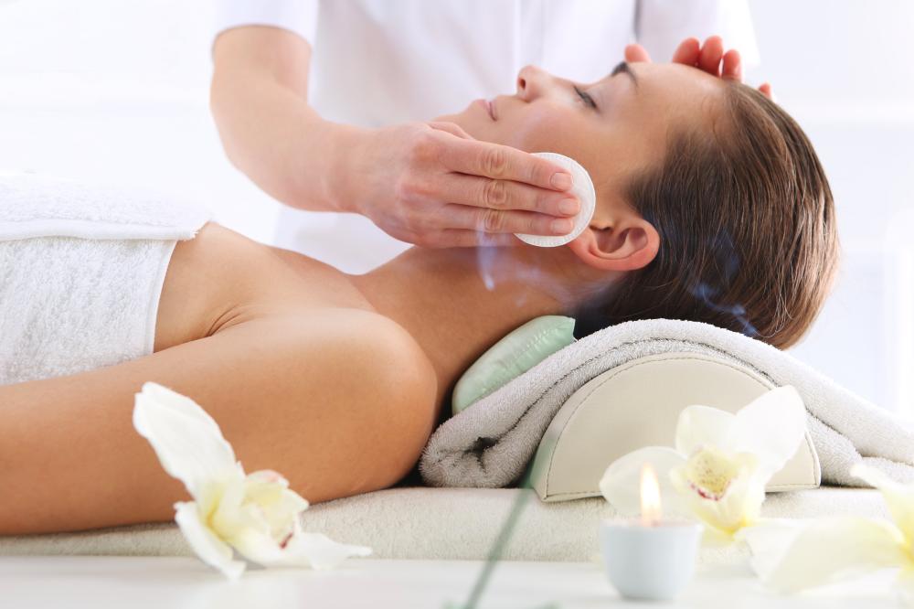 Femme durant un soin du visage