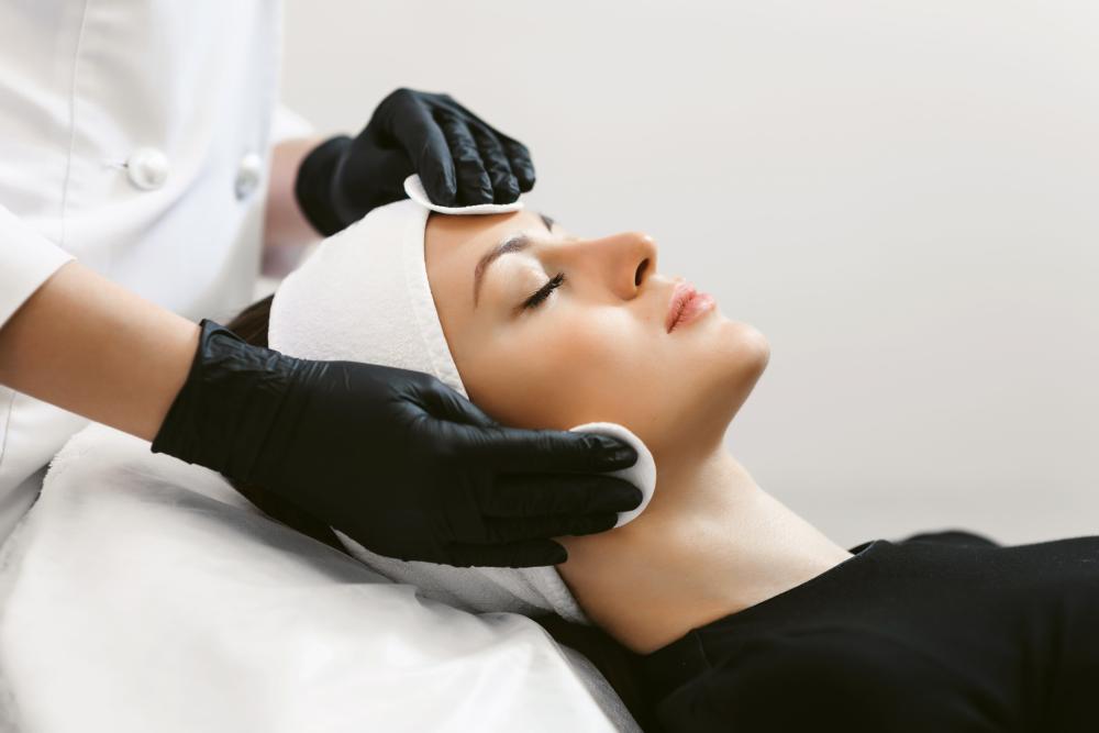 Femme durant un nettoyage du visage
