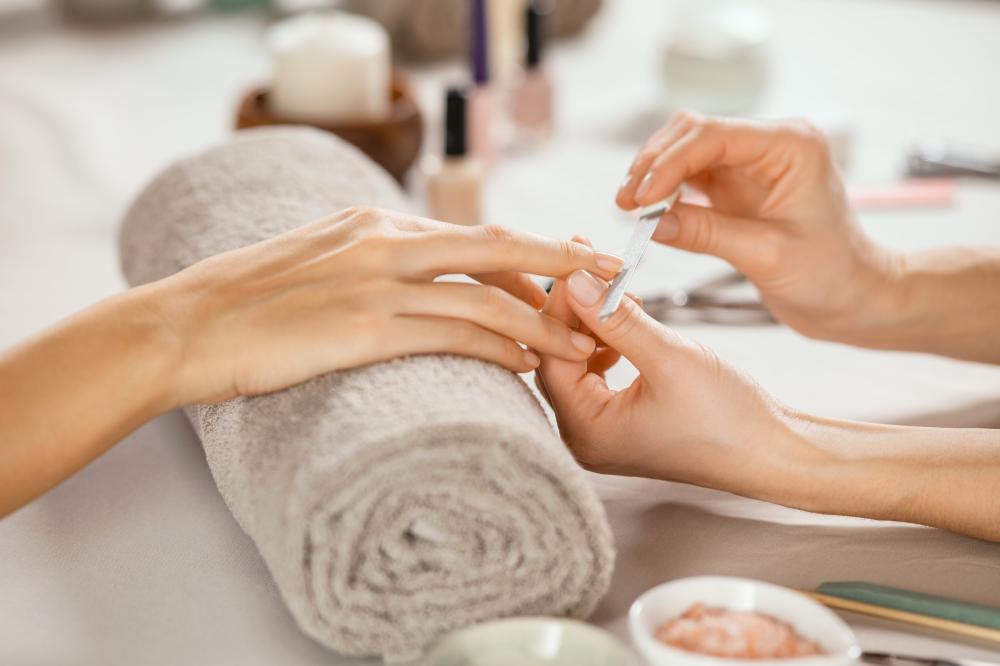 Femme en pleine manucure
